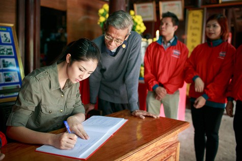 Tại đây, Ngọc Hân cũng như đoàn từ thiện đã được nghe nhiều câu chuyện đầy cảm động về Đại tướng lúc còn nhỏ.